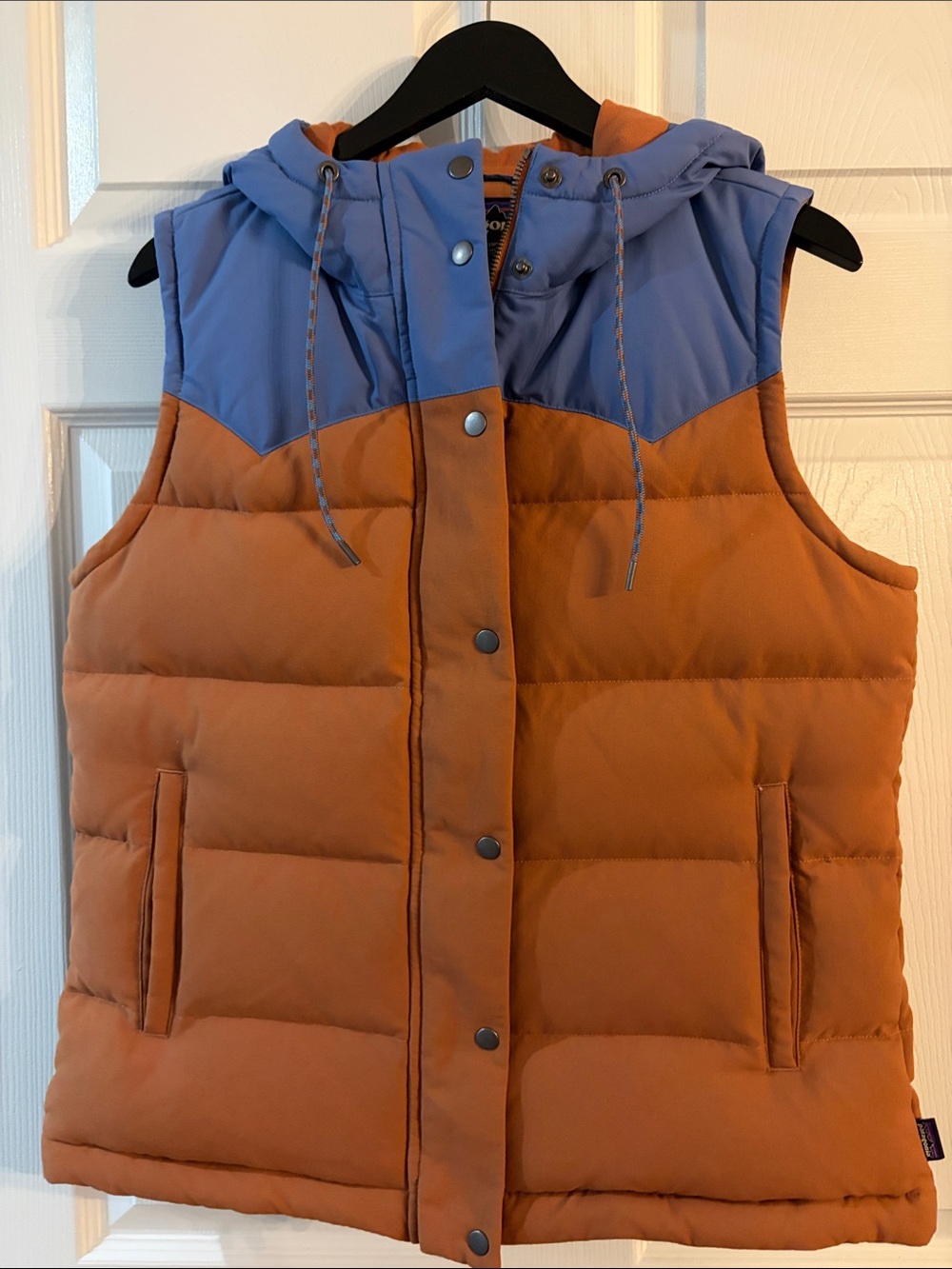 Patagonia Ladies Large Bivy
Hooded Down Vest  Tan & Blue NWT